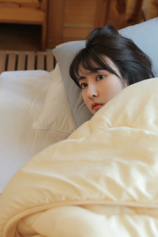 军训女生跳舞走光